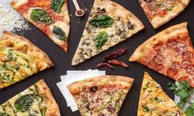 پیتزا با فیله مرغ مزه دار شده و یک خمیر خاص