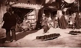 سفر به ایران قدیم؛ میوه‌فروش دوره‌گرد با «الاغ» در خیابان‌های تهران دوران قاجار 