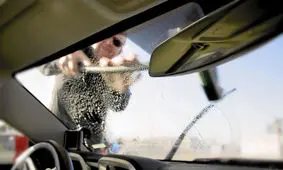 ببینید| چگونگی شکستن شیشه خودرویی که در سیل گیر کرده