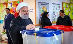 شوخی حسن روحانی با 2 رای دهنده جوان و عکس یادگاری با متصدیان صندوق رای/ ویدئو

