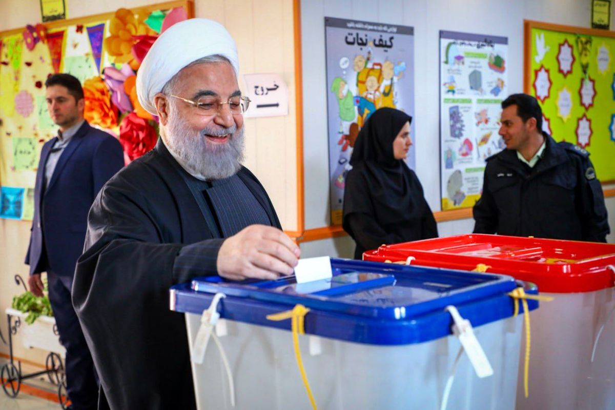 شوخی حسن روحانی با 2 رای دهنده جوان و عکس یادگاری با متصدیان صندوق رای/ ویدئو

