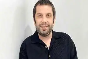 عباس جمشیدی‌فر در آغوش پدرش در ایام کودکی