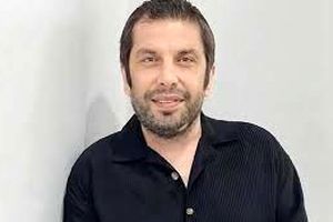  عباس جمشیدی‌فر در آغوش پدرش در ایام کودکی