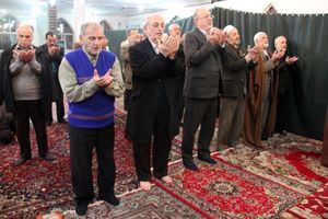 لحظه مرگ یک پیرمرد هنگام اقامه نماز/ ویدئو