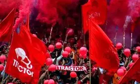 تراکتورسازی تبریز برای نخستین بار قهرمان لیگ برتر فوتبال شد/ ویدئویی از جشن قهرمانی