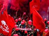 تراکتورسازی تبریز برای نخستین بار قهرمان لیگ برتر فوتبال شد/ ویدئویی از جشن قهرمانی