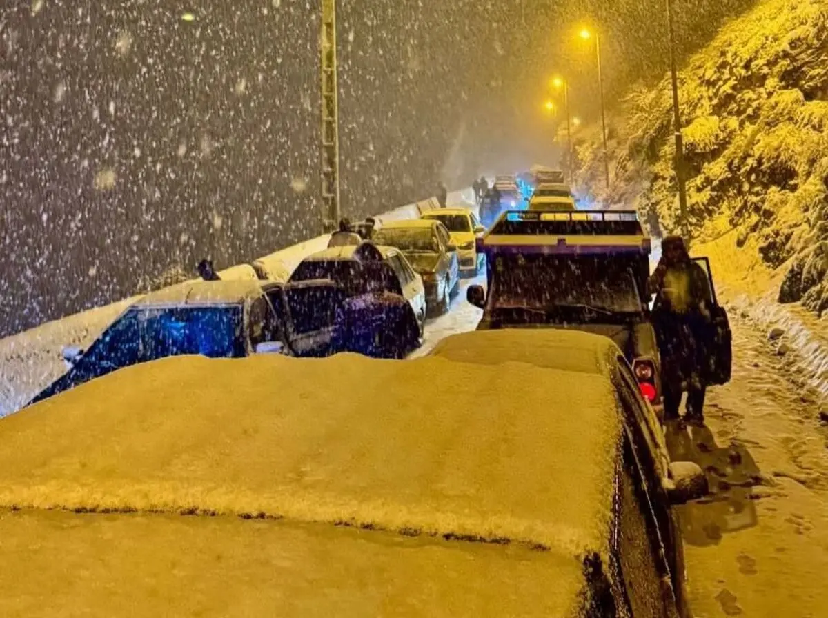 گرفتار شدن خودروها در برف جاده چالوس/ ویدئو