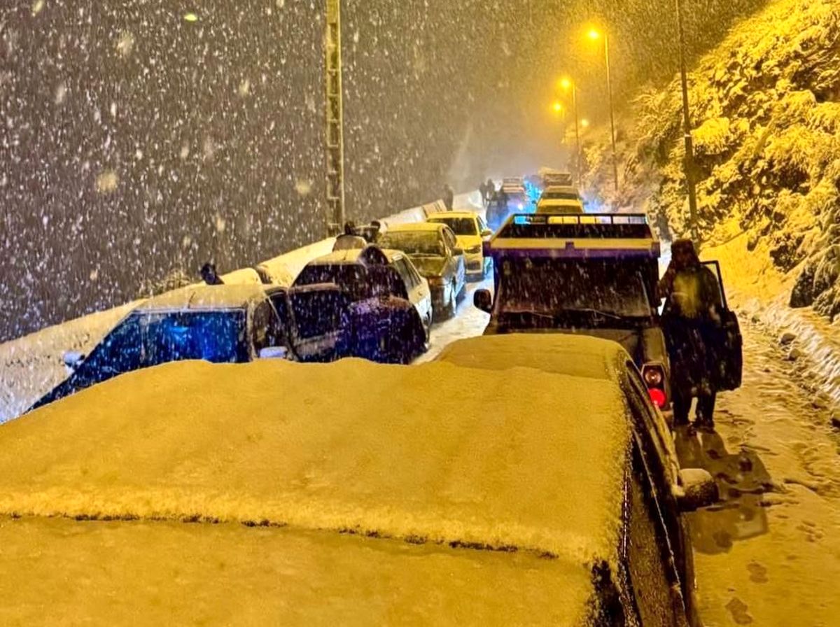  گرفتار شدن خودروها در برف جاده چالوس/ ویدئو 