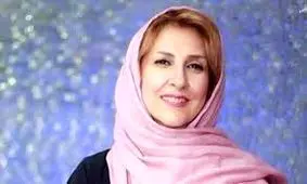 چهره غمگین مرجانه گلچین در کافه با اکسسوری‌های عجیب