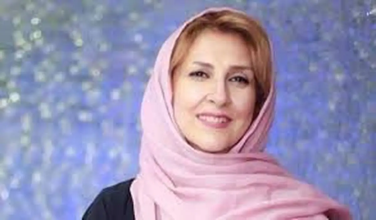 چهره غمگین مرجانه گلچین در کافه با اکسسوری‌های عجیب