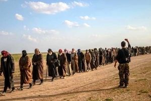  کردهای سوریه ۱۰۰ تروریست داعشی را تحویل عراق دادند