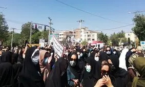 تجمع مردم شهرکرد مقابل استانداری/ مشکل آب شهر را برطرف کنید/ ویدئو 