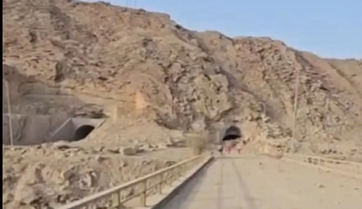 گزارش صدا و سیما و خبرگزاری تسنیم از حمله آمریکا به تونل‌های شهید میرزایی در ورودی به بندرعباس/ ویدئو