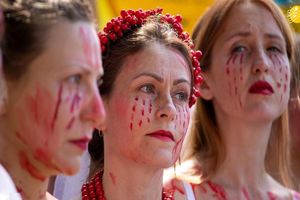 اعتراض عروس‌های خونین به حمله روسیه به اوکراین/ عکس