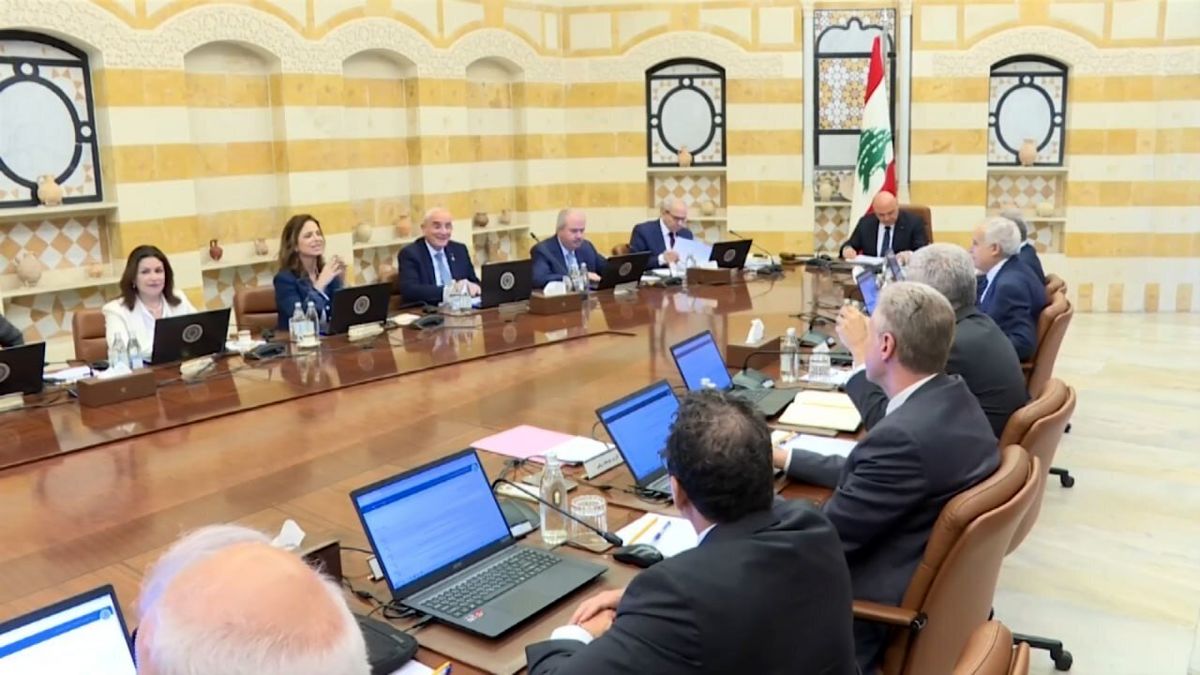 دولت لبنان طرح ارتش برای محدود کردن سلاح را تصویب کرد/ وزیر اطلاعرسانی لبنان: از چندین کشور تعهداتی برای حمایت از ارتش دریافت کردیم/ احتمال استعفای وزیران شیعی از دولت لبنان/ حزب الله: در حال بررسی همه گزینههای مناسب هستیم
