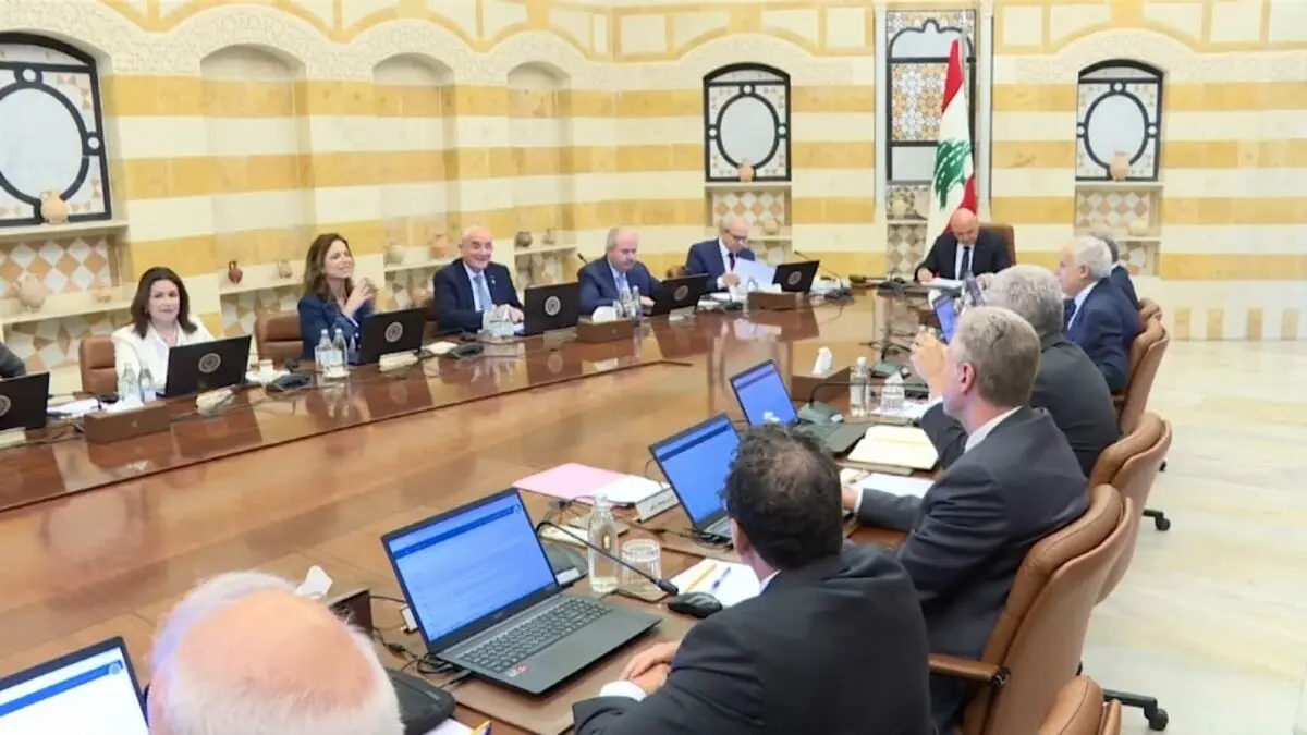 دولت لبنان طرح ارتش برای محدود کردن سلاح را تصویب کرد/ وزیر اطلاع‌رسانی لبنان: از چندین کشور تعهداتی برای حمایت از ارتش دریافت کردیم/ ​احتمال استعفای وزیران شیعی از دولت لبنان/ حزب‌ الله: در حال بررسی همه گزینه‌های مناسب هستیم