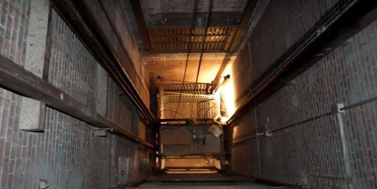 سقوط خودروی وانت نیسان در چاه آسانسور/ ویدئو