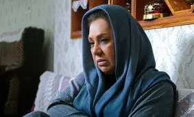 چهره شکسته‌ و موهای سفید نسرین مقانلو بازیگر سریال جان سخت
