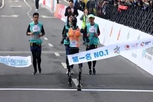ربات انسان‌نمای تیانگونگ؛ از قهرمانی در ماراتن تا خدمت در بیمارستان‌ها و انبارهای چین