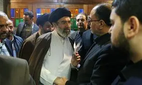  پدر روح‌الله زم در حال احوالپرسی با فرزند رهبر انقلاب/ عکس

