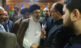  پدر روح‌الله زم در حال احوالپرسی با فرزند رهبر انقلاب/ عکس

