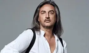 خواننده مشهور در بازار دستفروشِ لیف حمام شد! | عکس 