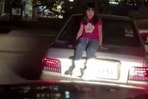 اعترافات تلخ یک پدر/ فیلم جنجالی نشستن دختربچه ای روی صندوق عقب خودروی پدرش/ ویدئو