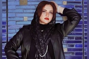 تصاویر و زندگی نامه خانم مجری مهاجرت کرده به لندن/ نیلوفر امینی فر کیست؛ از انتشار تصاویر خصوصی تا مرگ پدر حین اجرای زنده!