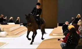 عکس های دیدنی و جالب روز؛ از هدیه های سال نو چینی برای پانداها تا اسب سواری مانکن