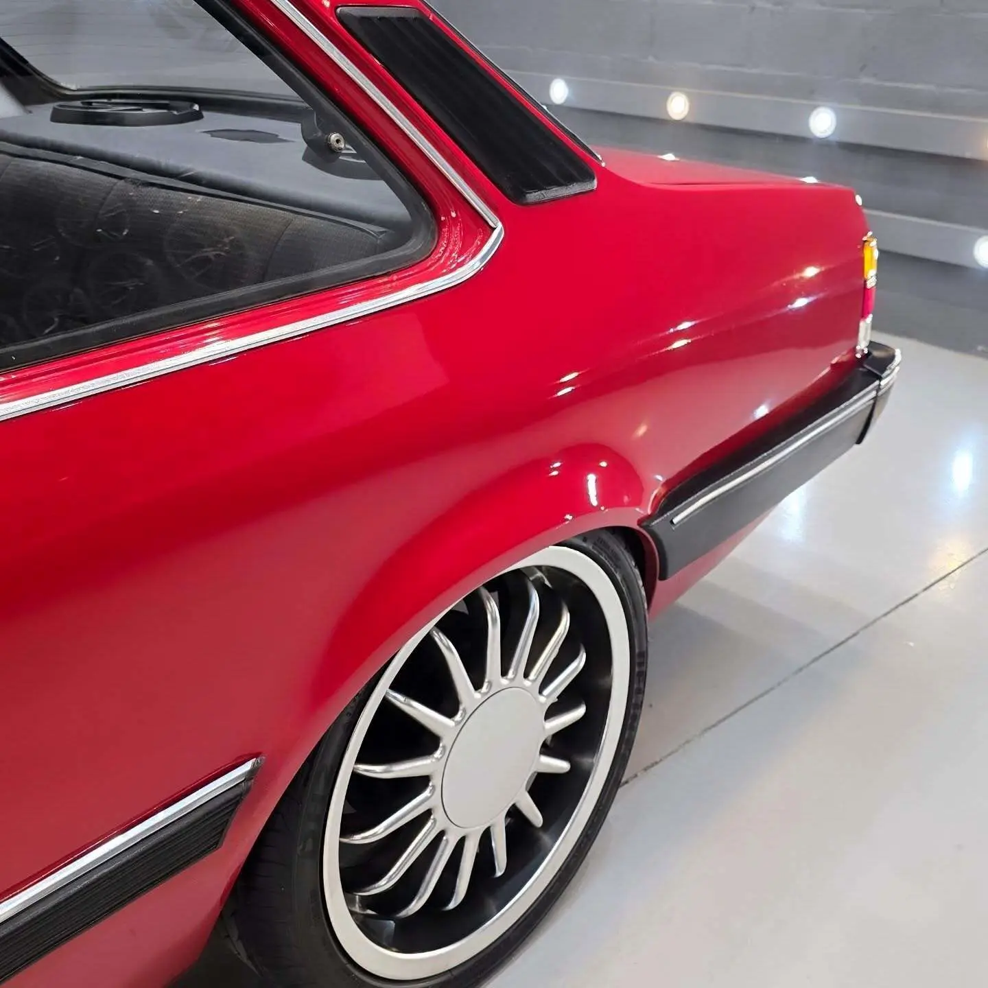 نمای خارجی خودروی شورولت شوت (GM Chevette SL) مدل ۱۹۸۹ به رنگ نوک‌مدادی با رینگ‌های اسپرت ۱۷ اینچی و چراغ‌های اورجینال در وضعیت بسیار سالم.