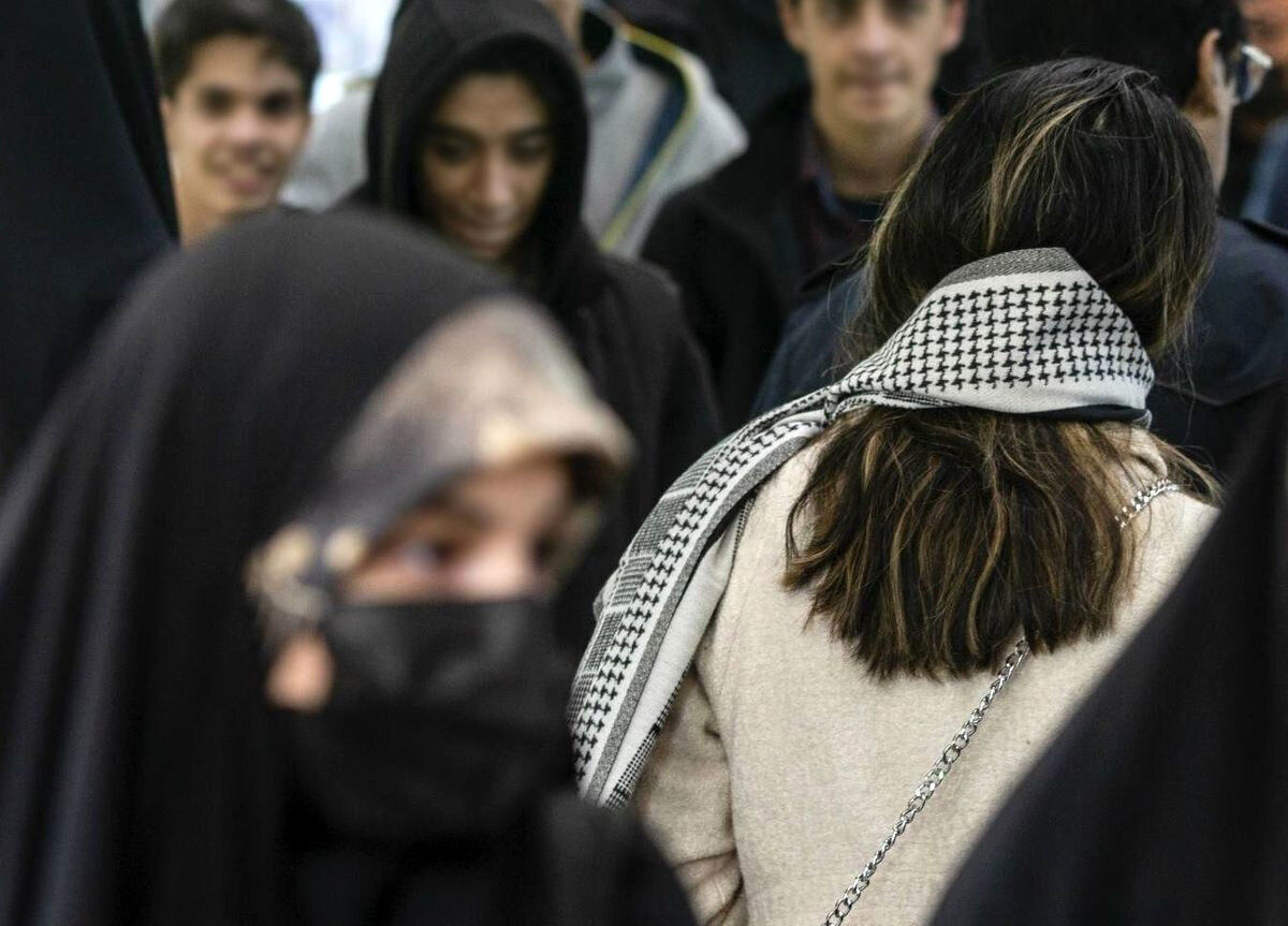 ارسال پیامک تذکر حجاب به گیلان هم رسید/ عکس
