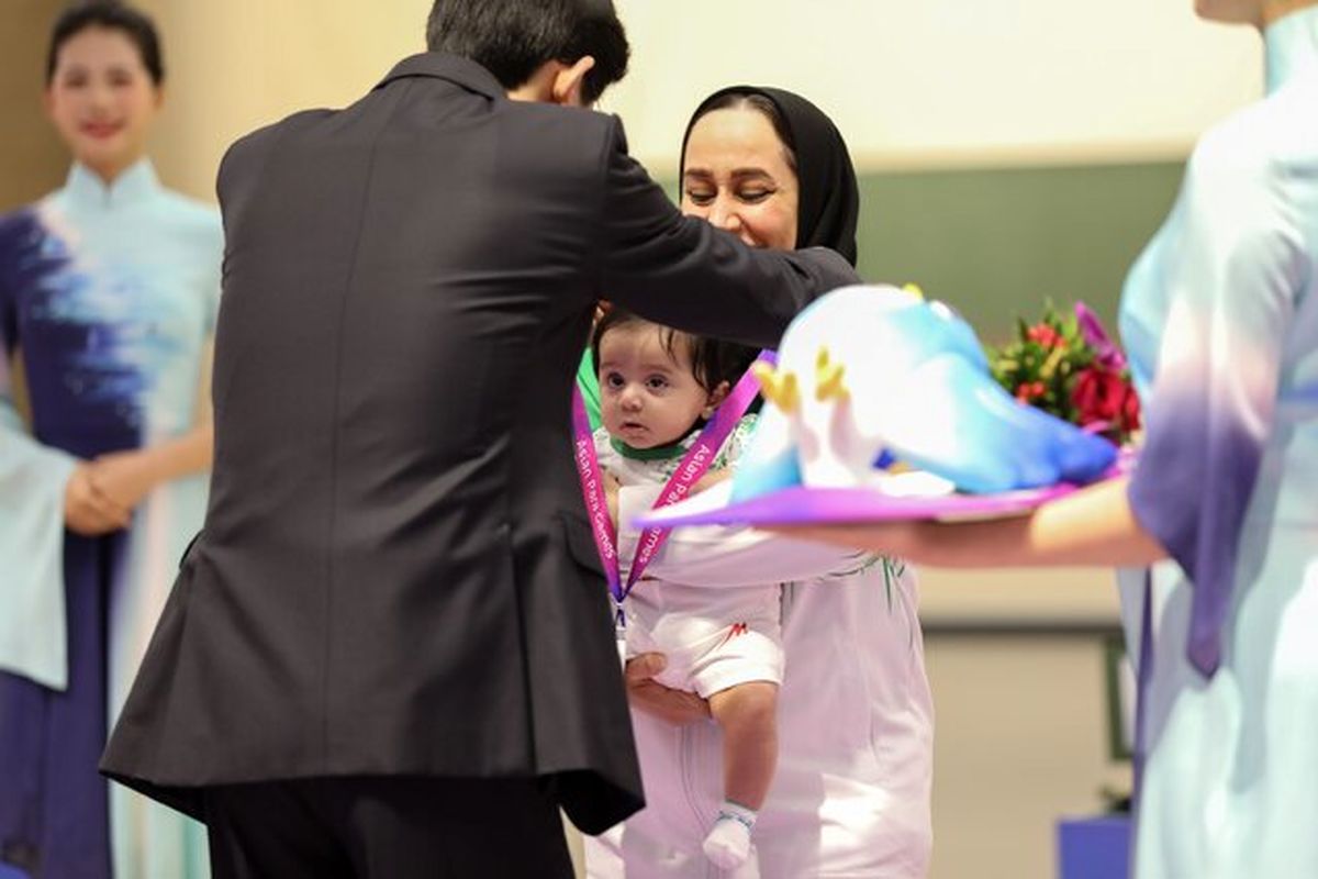 ساره جوانمردی به همراه نوزاد ۳ ماهه اش بر روی سکو، مدال گرفت/ ویدئو