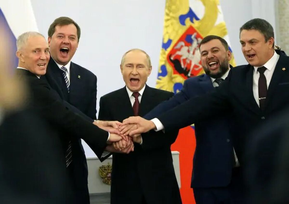 شادی پوتین هنگام امضای سند الحاق ۴ منطقه از اوکراین به روسیه/ عکس
