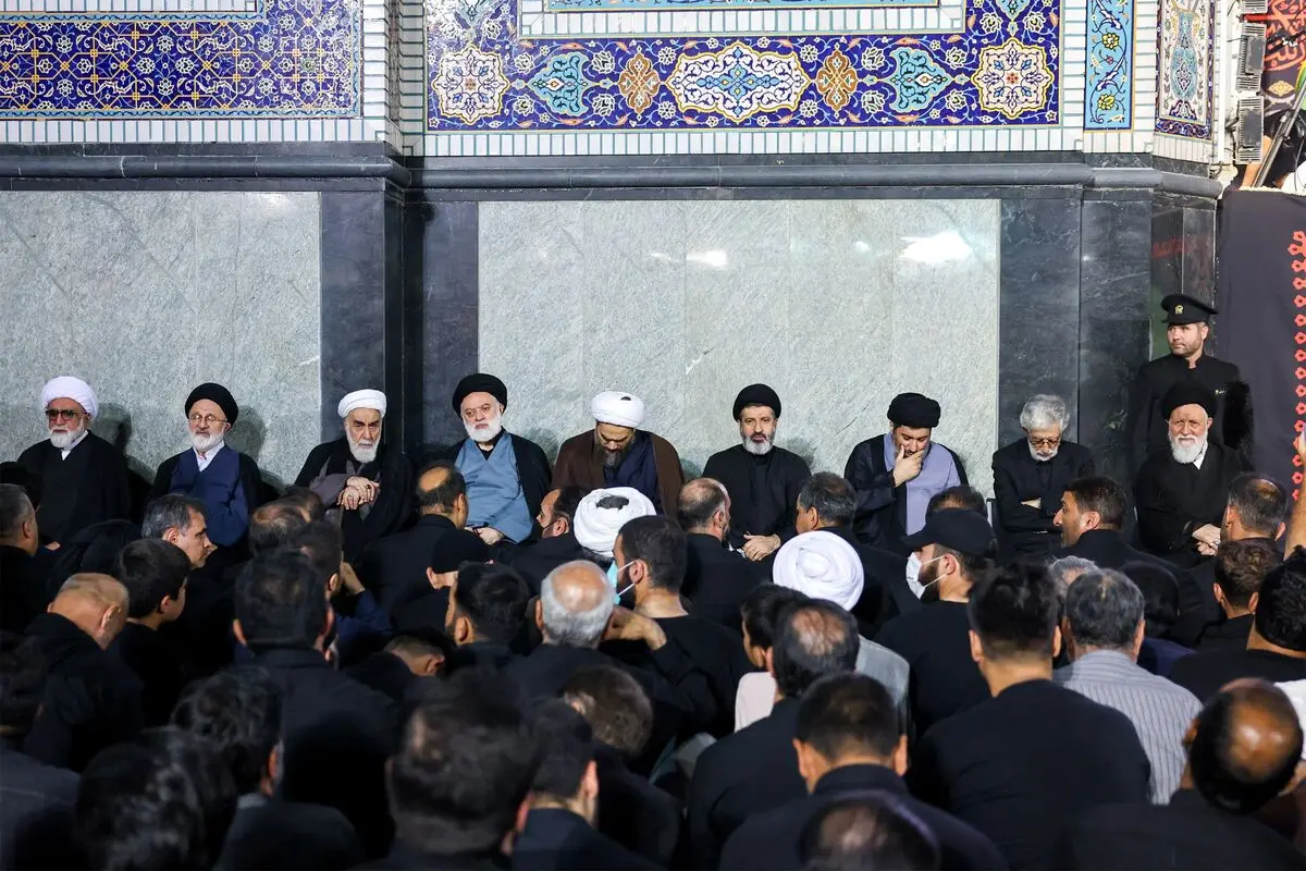 تصاویری از سومین شب آیین بزرگداشت رهبر شهید از طرف رهبر انقلاب در حرم مطهر رضوی