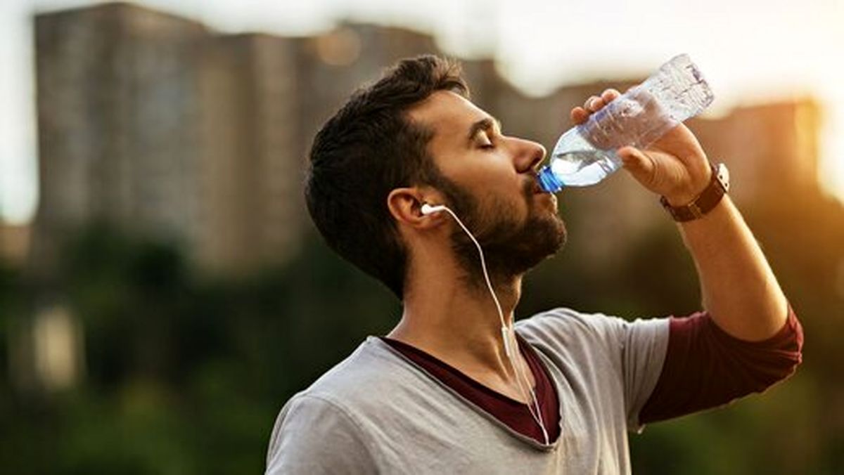 روزانه چند لیتر آب بنوشیم؟