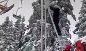 گرفتار شدن حدود ۶۰ نفر در دمای زیر صفر درجه در تله کابین از کار افتاده/ ویدئو 