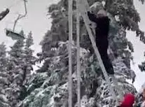 گرفتار شدن حدود ۶۰ نفر در دمای زیر صفر درجه در تله کابین از کار افتاده/ ویدئو 