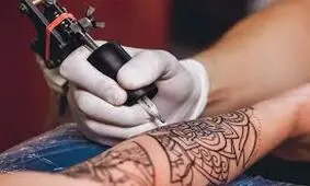هشدار سازمان غذا و دارو درباره پیامدهای پنهان تتو و آرایش دائمی