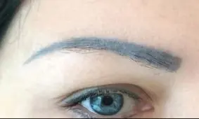 علت تغییر رنگ هاشور ابرو یا فیبروز چیست و چگونه از این اتفاق پیشگیری کنیم؟