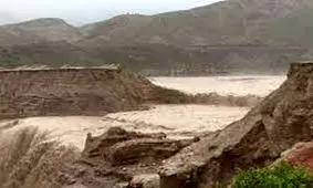 شکسته شدن سد خاکی و ورود سیل به طولا در قشم/ ویدئو