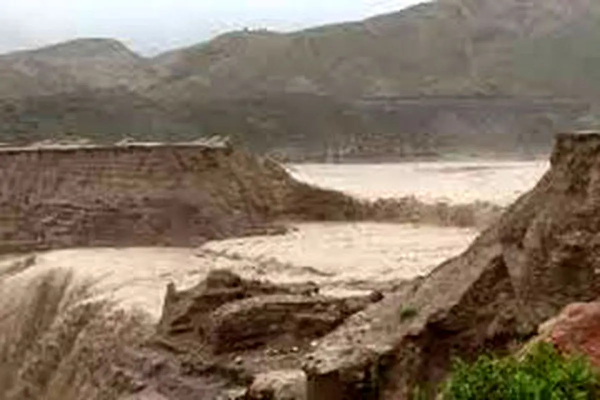 شکسته شدن سد خاکی و ورود سیل به طولا در قشم/ ویدئو