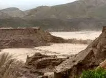 شکسته شدن سد خاکی و ورود سیل به طولا در قشم/ ویدئو