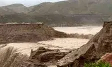 شکسته شدن سد خاکی و ورود سیل به طولا در قشم/ ویدئو