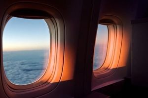 به این قسمت از پنجره هواپیما هرگز دست نزنید! | چرا نباید سر را به پنجره هواپیما تکیه داد؟ | سوراخ خونریزی هواپیما کجاست؟