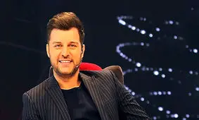 اجرای آهنگ « زمونه» توسط باربد بابایی در شب تولدش/ ویدئو