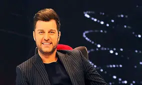 اجرای آهنگ « زمونه» توسط باربد بابایی در شب تولدش/ ویدئو