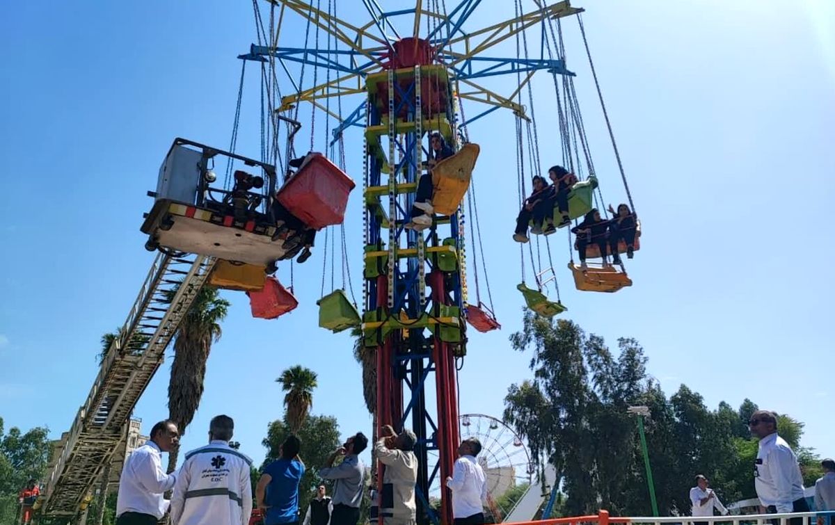 ۲۰ دانشآموز گرفتار در شهربازی آبادان نجات یافتند/ ویدئو