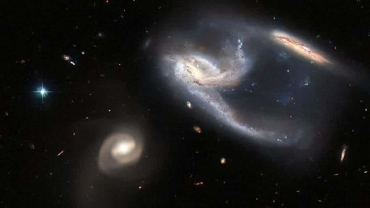 ۳ کهکشان در یک قاب؛ عکس خیره‌کننده هابل از خوشه کهکشانی در فاصله ۴۲۵ میلیون سال نوری زمین