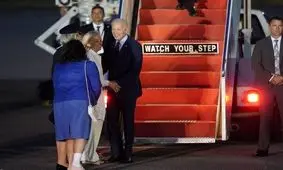  «مواظب جلوی پایت باش»؛ تذکر به بایدن حاشیه‌ساز شد/ ویدئو
