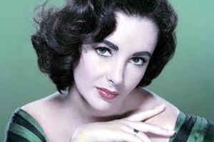 سفر در تاریخ؛ «الیزابت تیلور» در حال قدم زدن در خیابان های شیراز؛ سال 55